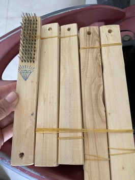 Bàn chải sắt thẳng cán gỗ 5 hàng